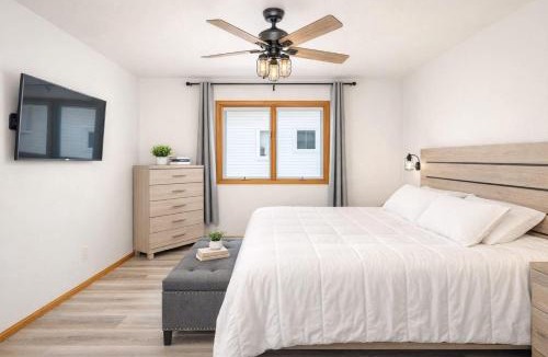 Appleton House | East Side 3 Br 2 full bath King Bed