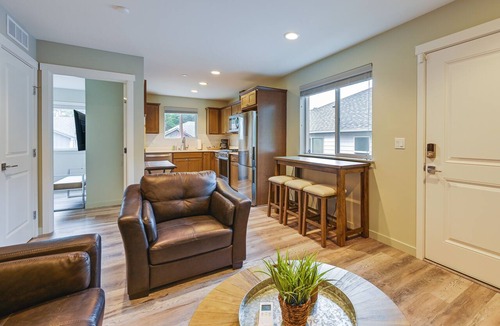 SeaTac Apartment | Easy Commuting! Modern SeaTac Unit w/Fireplace