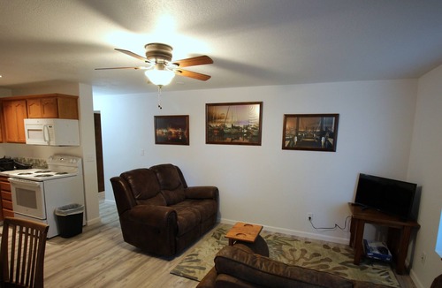 Rockaway Beach Apartment | Easy Street Hideaway: Daylight Basement Unit of Duplex.