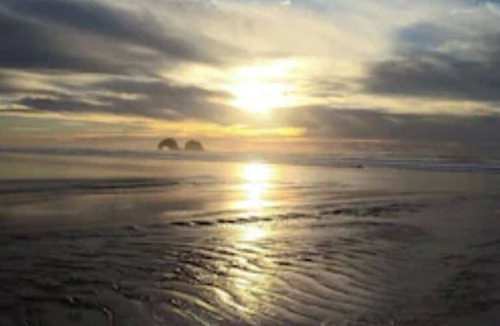 Rockaway Beach Apartment | Easy Street Hideaway: Daylight Basement Unit of Duplex.