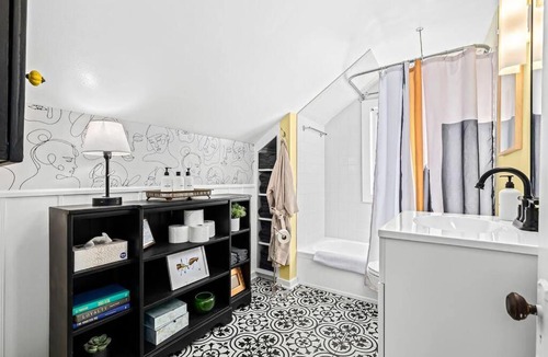 Royal Oak Apartment | Eclectic Bungalow in the Heart of Royal Oak