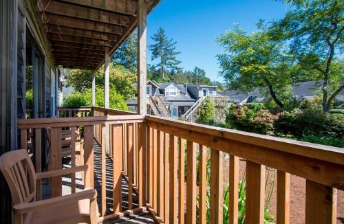 Cannon Beach Hotel | Ecola Creek Lodge