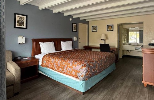 Galax Hotel | Econo Lodge Galax
