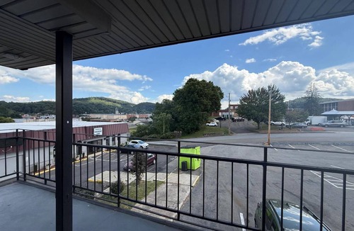 Galax Hotel | Econo Lodge Galax