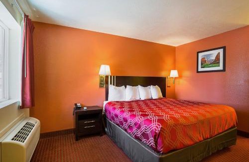 Hurricane Cabin | Econo Lodge Hurricane Zion Park Area