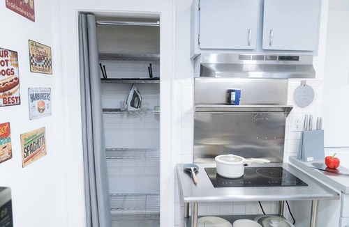 River Rouge Apartment | EconoPod 6 - 15 min to DT - free str. Pkg - AC - work desk space w/wobble stool