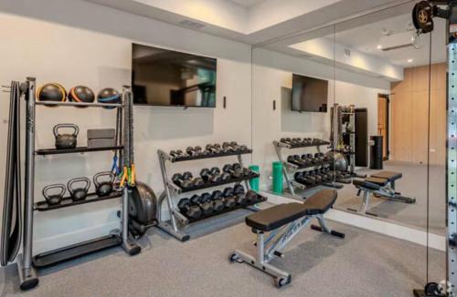 Edgewater Beach Apartment | Edgewater Apt with Free Parking Gym Modern Living