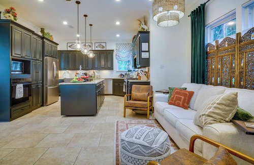 Highlands - Perkins House | Elegant Baton Rouge Home w/ Yard ~ 3 Mi to LSU!