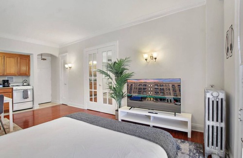 South Evanston Apartment | Elegant Studio: An Ideal Stay in Evanston