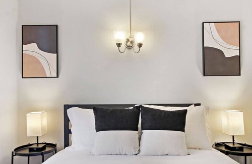 South Evanston Apartment | Elegant Studio: An Ideal Stay in Evanston