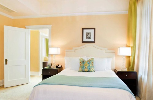 Goose Hollow Hotel | Elegant Suite Stay | Pets Allowed | 0.2 mi to Providence Park | Parking