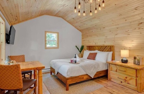 Canadensis Cabin | Elements Modern Poconos Cabin | Wi-Fi | Pets OK