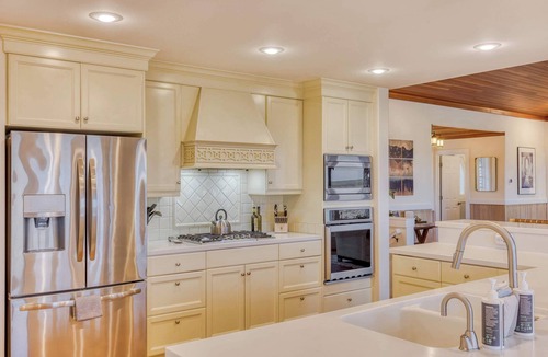 Gearhart House | Elk Ridge - Lux Oceanfront Family Retreat Hot Tub