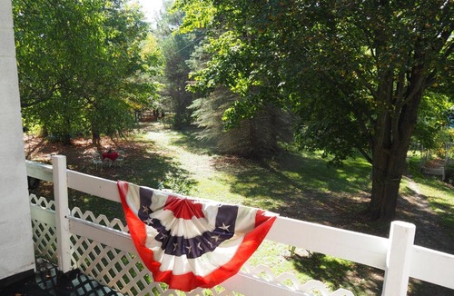 Lake Ann Apartment | Emanuel - Cute Upstairs Apt AC Great Location