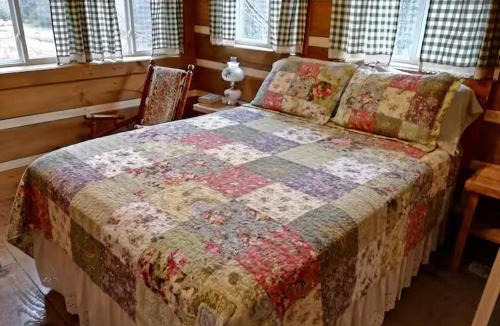 Purlear House | Enchanted Escape Romantic Mountain Cottage Near Boone