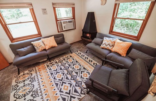 Arkdale Cabin | Enchanting bee inspired 2-bedroom cabin in Arkdale