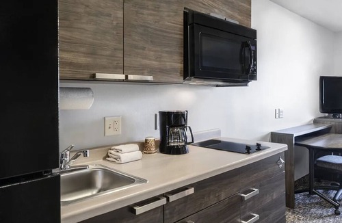 Wilkes East House | Enjoy 3 Pet-Friendly Rooms with Kitchen and Parking Included Near Oregon Zoo