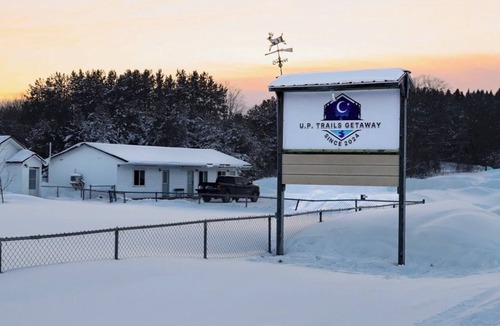 Eckerman Hotel | Enjoy a cozy stay at U.P. Trails Getaway inEckerman with AC