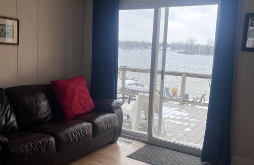 Sand Creek Cottage | Enjoy Beautiful sunsets at a Lake Side Cottage