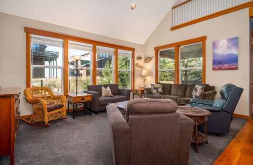 Kiwanda Shores House | Enjoy Bliss in Pacific City, Dogs OK, Walk to Beach, Close to Town, Deck