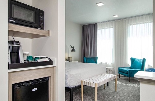 Independence Hotel | Enjoy Scenic Riverfront Stays at a Spacious Room with Locally Inspired Design