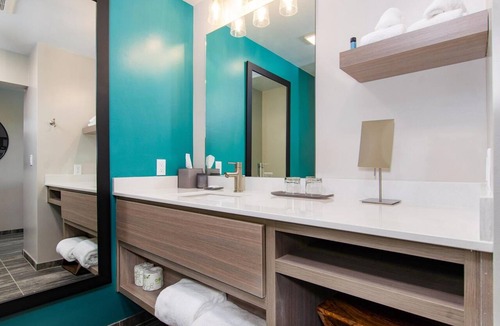 Independence Hotel | Enjoy Scenic Riverfront Stays at a Spacious Room with Locally Inspired Design