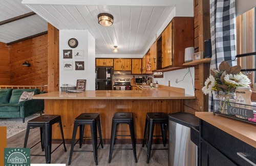 Hinckley Cabin | Entire Cloverdale Cabins.Hottub.Sleeps 13-16