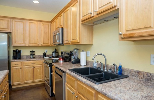 Kreole Apartment | Entire Ground Floor · 6BR 4BA · Sleeps 12 · W/D