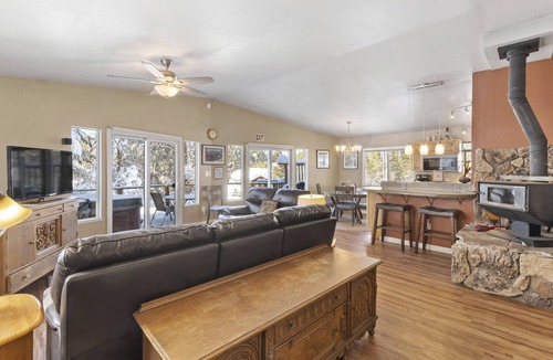 Pioneer Trail Cabin | Enveloped by serenity. Fenced Yard for dogs. Hot Tub. Walk/Bike to Trails, River