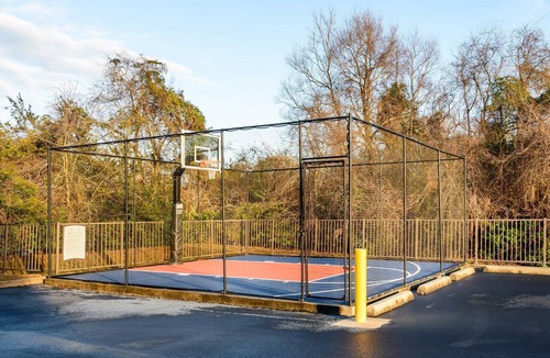 Oak Apartment | Equipped Studio | Top Location, Gym Access + Pool