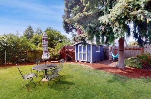Eugene House | Evergreen Hideaway
