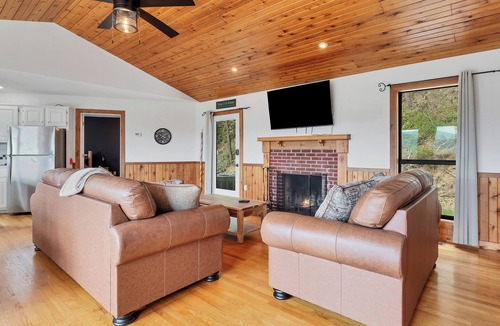 Townsend Ski Chalet | Everview 3 BR 3 BATH Spectacular Mountain Views Firepit, Wi-Fi, Free Pool Access
