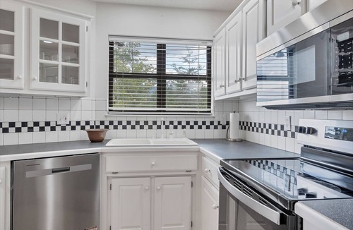 Townsend Ski Chalet | Everview 3 BR 3 BATH Spectacular Mountain Views Firepit, Wi-Fi, Free Pool Access
