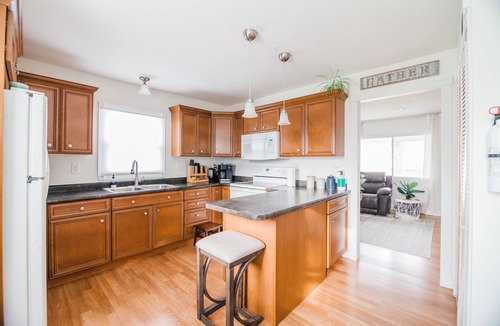 Midland House | Exclusive Spread | 3 Miles to Downtown | Sleeps 5