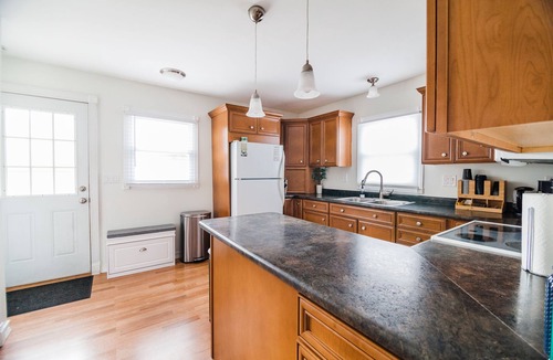 Midland House | Exclusive Spread | 3 Miles to Downtown | Sleeps 5