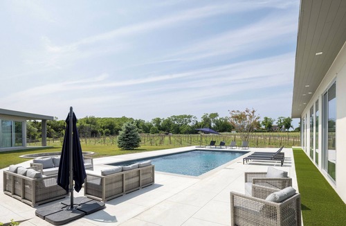 Cutchogue House | Exclusive Vineyard Retreat
