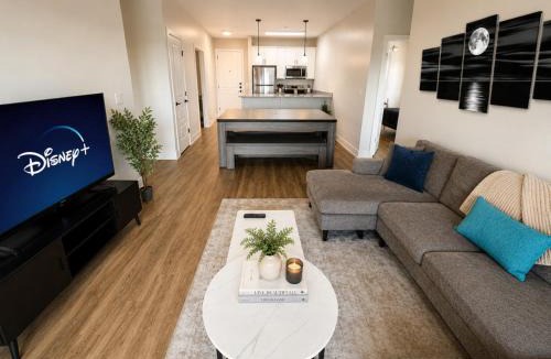 Glen Iris Apartment | Executive 3BR Downtown Birmingham with Game Table