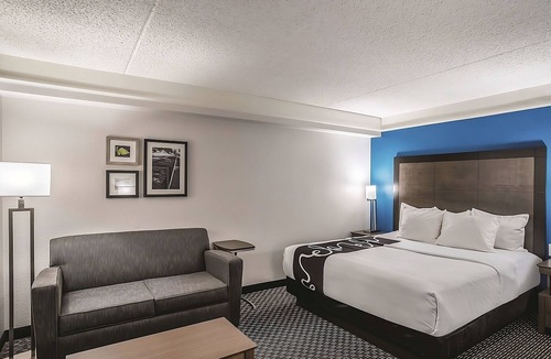 Ahwatukee Foothills Hotel | Executive King Room, La Quinta Inn & Suites, Complimentary Breakfast