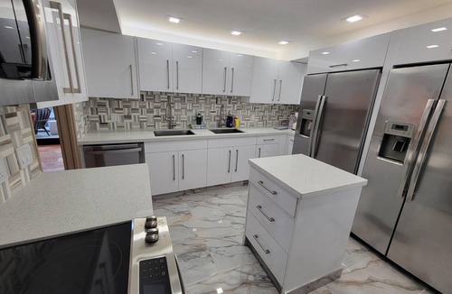 Mid Beach Apartment | Executive Large 5 Bedroom Bachelorette Dream Vacation - 807