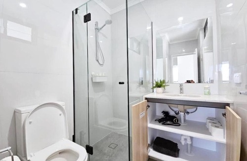 Naperville House | Executive Queen Room 7 Walk to Curtin University