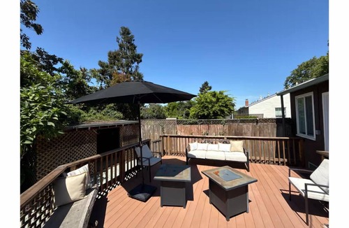Central San Mateo House | Executive Style Home w/Sun Deck & Pull Out Couch