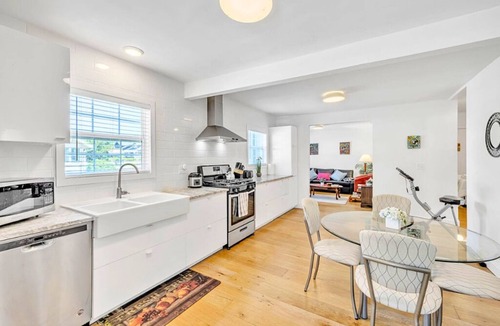 Royal Oak House | Executive Suite - Prime Location - Sleeps 6 - Downtown