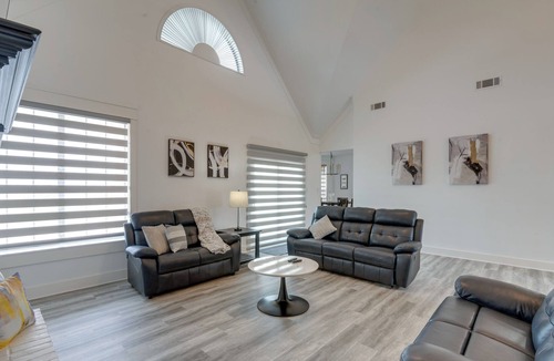 Pilot Point House | Expansive Pilot Point Home w/Fireplace!