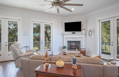 Pass Christian House | EXPANSIVE PORCH-Gulf Breezes-Beach Views & Gorgeous Oak tree