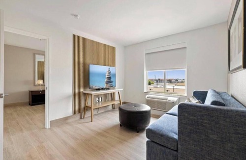 FM 1960 Hotel | Experience a Quiet Room & Outdoor Pool for a Perfect Relaxing Adventures