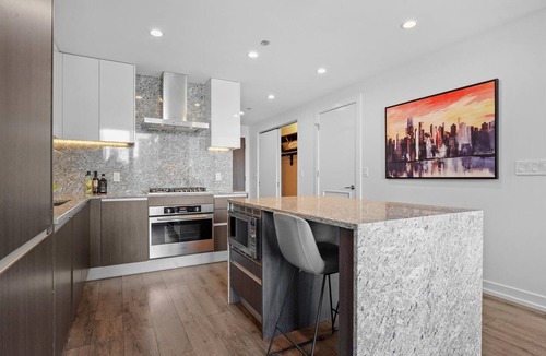 Near North Side Hotel | Experience Chic Chicago Living in Old Town – Spacious Suites & Luxe Amenities