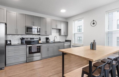 East Walnut HIlls Apartment | Experience Cincinnati! Walkable Modern Condo