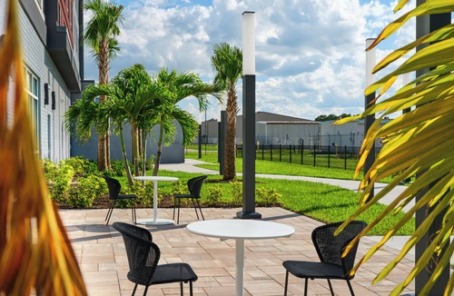 Melbourne Hotel | Experience Melbourne! 6 Miles Away from the Beach + Breakfast Included