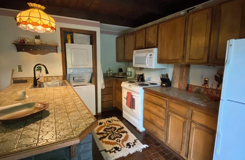 Zigzag Cabin | Experience Moonshadow - Fresh & fun chalet on Mt. Hood. 10 minutes to Ski Bowl!