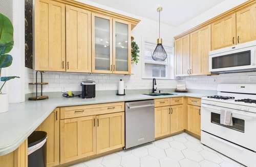 Wrigleyville Apartment | Expertly designed 5BR Art Deco duplex with garage.